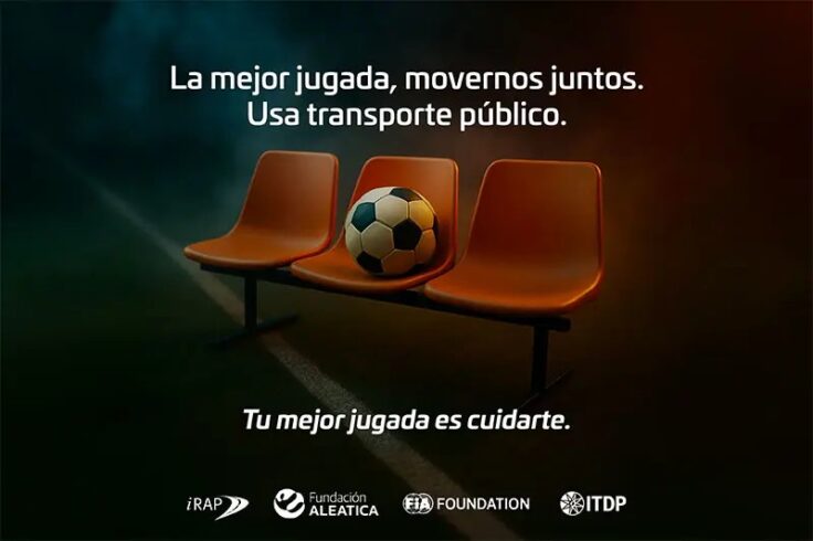 Three orange stadium seats with a soccer ball on the middle seat against a dark gradient background; Spanish PSA urging using public transport and staying safe: 'La mejor jugada, movernos juntos. Usa transporte público. Tu mejor jugada es cuidarte.'