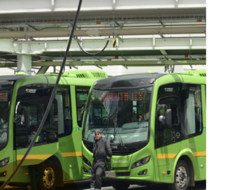 Cover image: green electric buses at a depot with a worker standing beside them; title 'Financing the E-bus Transition' with ITDP logo