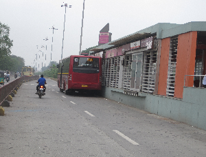 SUrat BRT - vehicle overtaking bus @ station