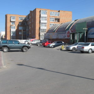 Setback parking in front of supermarket_UB_April2011_MK