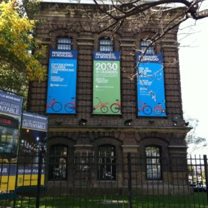 Buenos Aires' Society of Architects' Museo de Arquitectura y Diseño - gov't and OCO banners facing street