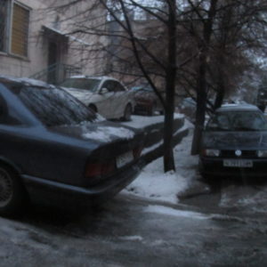 Parking on discontinuous foot paths_Almaty_MK_Nov2012